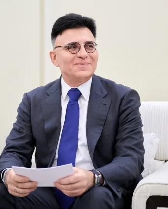 Александр Жаров